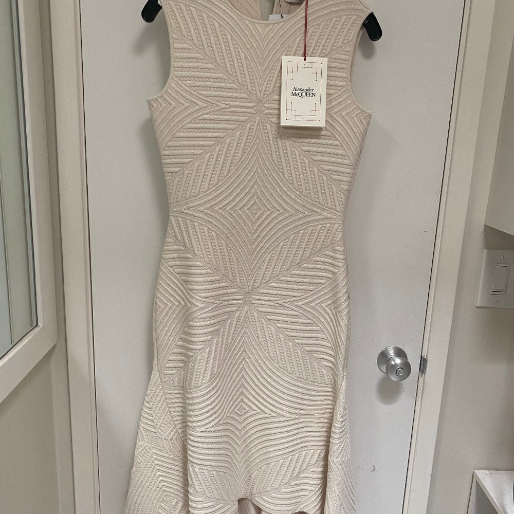 Alexander McQueen Beautiful Ivory Wool Destinctive Midi Dress